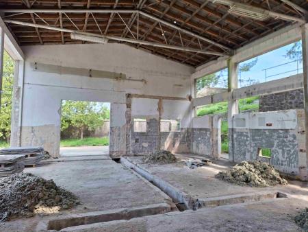 Po rušitvi predelnih sten v objektu bomo najprej poskrbeli za električno napeljavo s